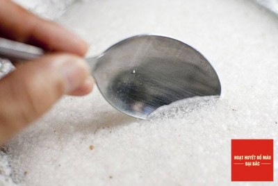 Vớt lấy cốt dừa và tinh chế thành dầu dừa