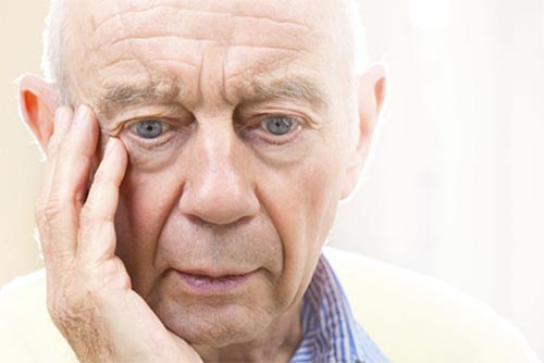 Người bệnh Alzheimer có thể quên tên, quên địa chỉ, quên nhà mình