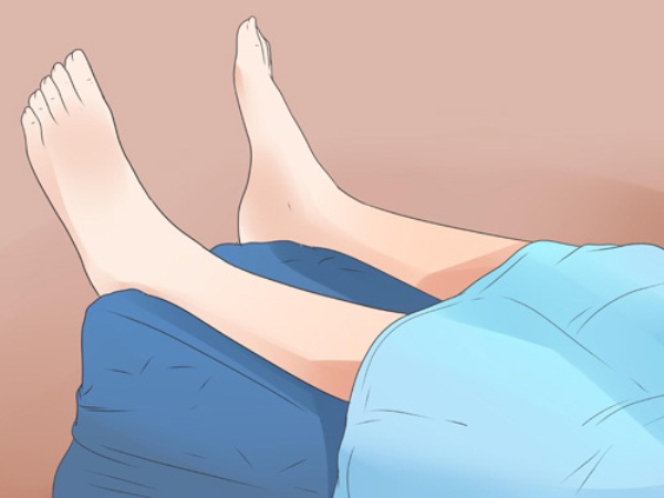 kê gối xuống chân để tăng lưu thông máu