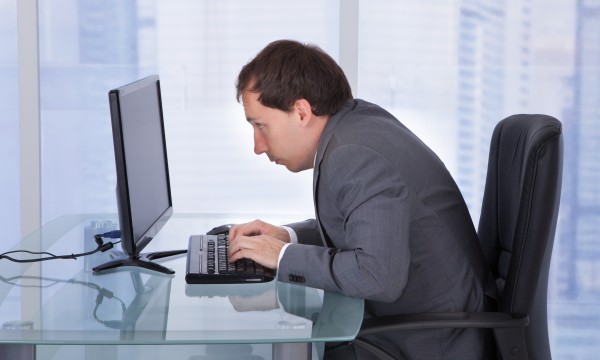 ngồi máy tính sai tư thế cũng bị tê nhức chân tay