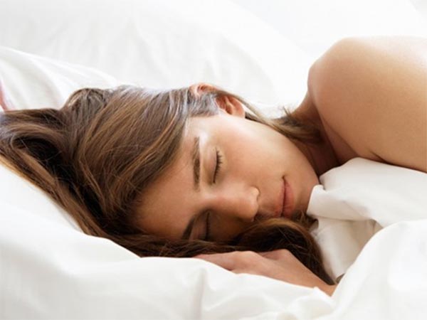 Tăng cường nghỉ ngơi, ngủ đủ giấc cũng giúp cải thiện chứng đau đầu về đêm