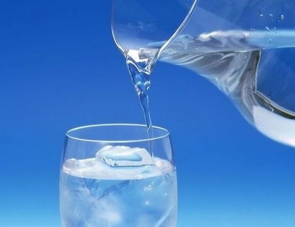 khi ngồi lâu đứng dậy bị hoa mắt chóng mặt thì không nên uống nhiều nước