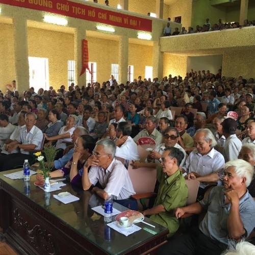 Các cụ đến từ rất sớm và chăm chú lắng nghe, tích cực thảo luận trong hội thảo