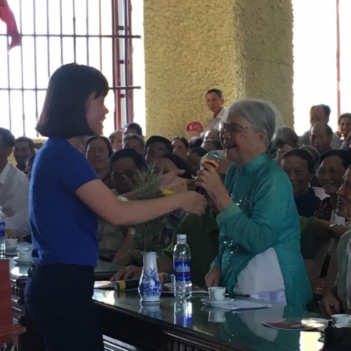 Bà mẹ Việt Nam anh hùng hào hứng tham gia trả lời câu hỏi của hội thảo