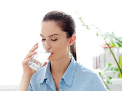 Uống nhiều nước chữa đau đầu