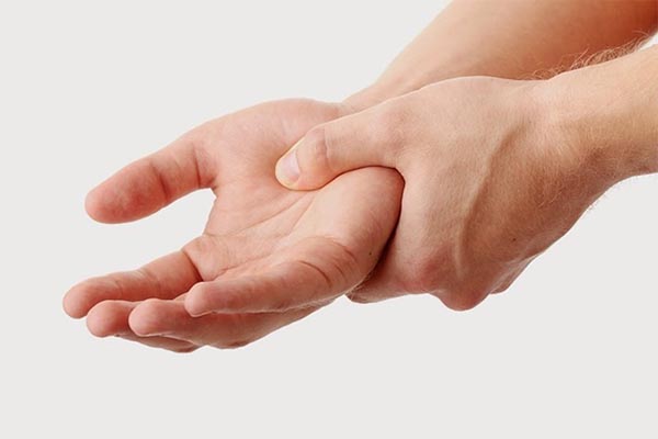 Triệu chứng điển hình của lưu thông máu kém là tê bì chân tay