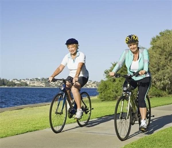 Đạp xe cũng là một bài tập dễ thực hiện để cải thiện lưu thông máu kém