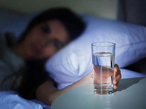 nửa đêm thức dậy có nên uống nước không